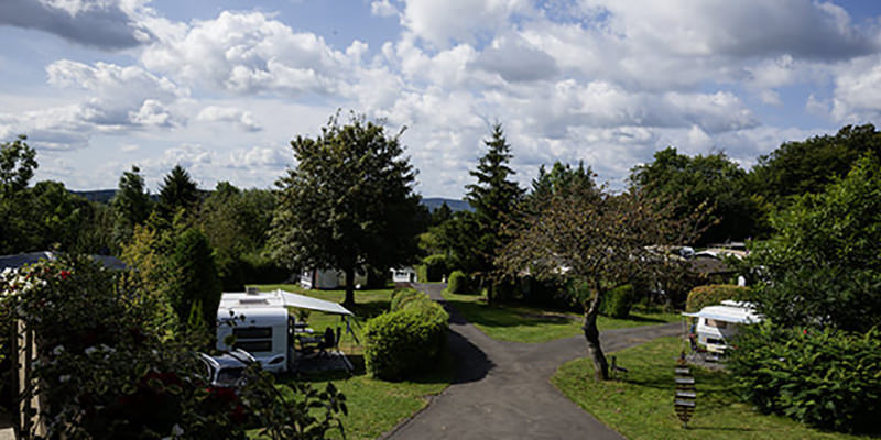 Der Campingplatz liegt etwas versteckt im Grünen | © Bert Schwarz 2024