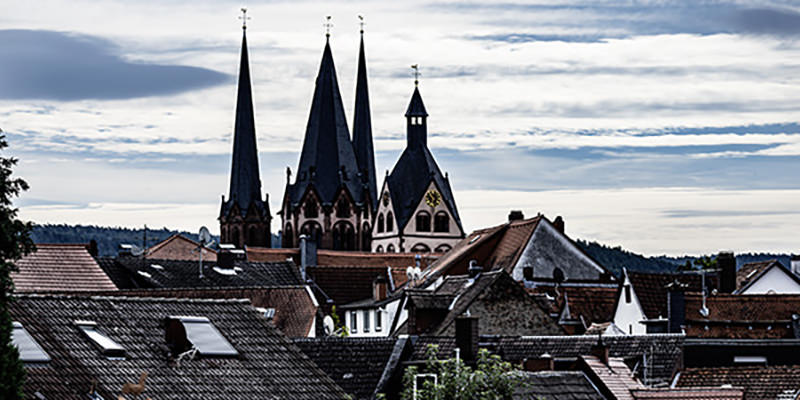 Gelnhausen hat einen alten Stadtkern mit kleinen Gassen, mittelalterlichen Häusern und Kirchen | © Bert Schwarz 2024