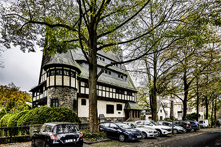 Das Gentil-Haus in Aschaffenburg hinter Bäumen | © Bert Schwarz 2024
