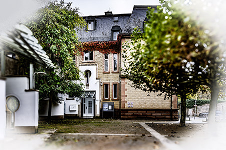 Der Eingang zu einer Ausstellung über bedrückende Stadtgeschichte | © Bert Schwarz 2024