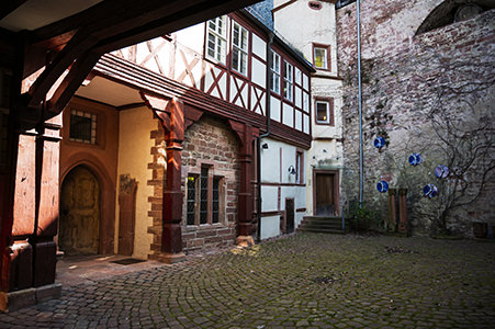 Durch einen Innenhof erreicht man das Museum | © Bert Schwarz 2025