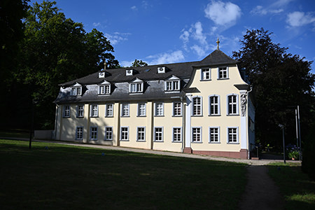 Ausserhalb Wertheims, in einem kleinen Park befindet sich ein kleinesn Rokoko-Schloss | © Bert Schwarz 2025