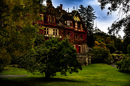 Hinter Bäumen versteckt steht das Schloss Ramholz | © Bert Schwarz 2024