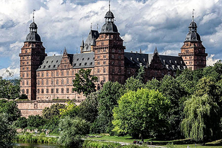 Das Aschaffenburger Schloss hinter Bäumen | © Bert Schwarz 2024