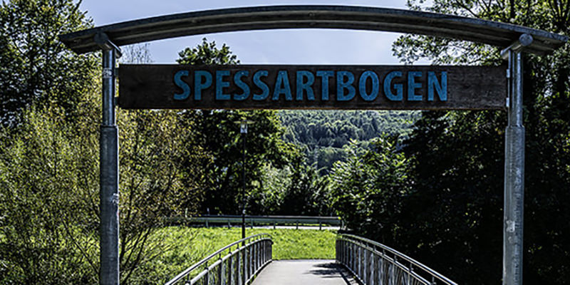 Durch das Tor und über die Brücke und Wiesen musst Du gehen. Dann bist Du im Spessart | © Bert Schwarz 2024
