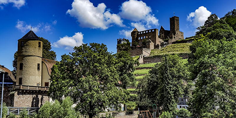 Die Ruine der Burg Wertheim über der Altstadt, | © Bert Schwarz 2025