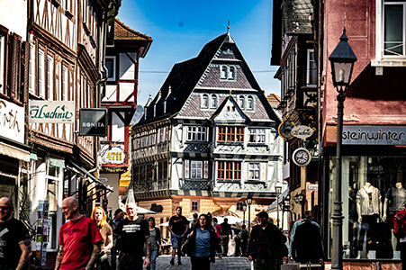Die belebte Hauptstrasse führt direkt auf das Restaurant Zum Riesen | © Bert Schwarz 2025