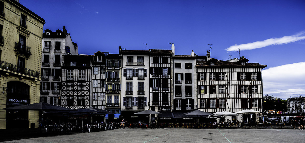 Fachwerkhäuser gegenüber der Markthalle in Bayonne | © Bert Schwarz 2023