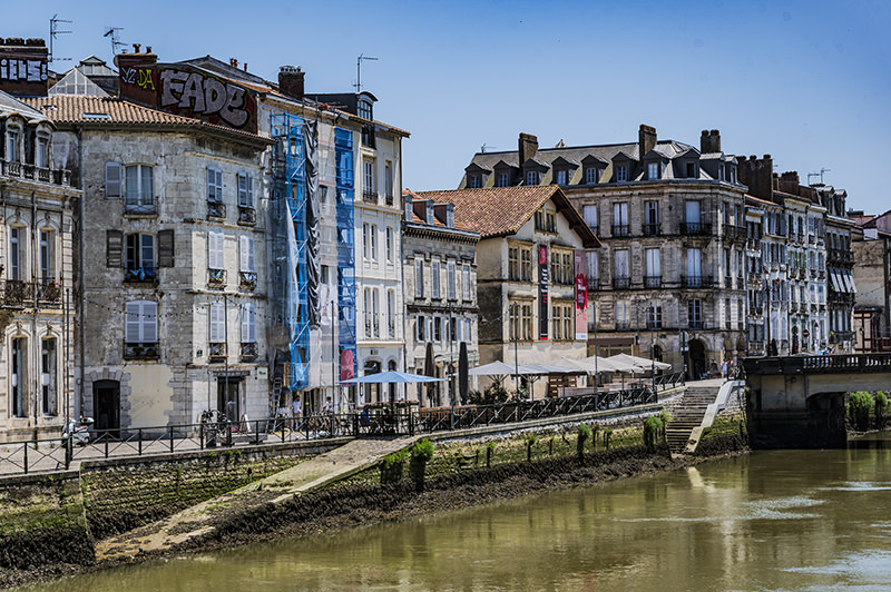 Häuser, Fluss, Kai, Alt-Bayonne | © Bert Schwarz 2025