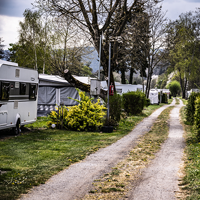 Wohnwagen, Weg, Bäume, Vorzelte | © Bert Schwarz 2025