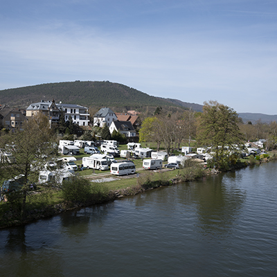 Campingplatz, Wiese, Wohnwagen, Fluss | © Bert Schwarz 2025