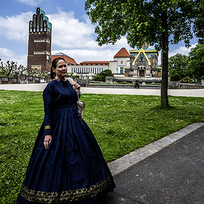Sonja Kargel als Alice, Park, Hochzeitsturm, Mathildenhöhe | © Bert Schwarz 2024